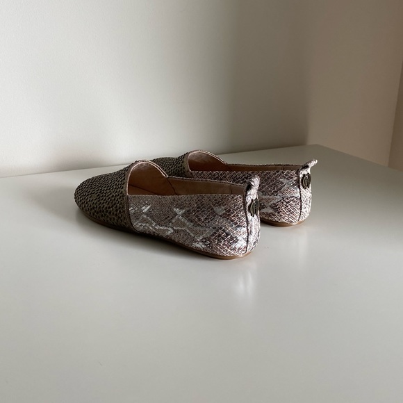 NWOT House of Harlow 1960 Stud Kye Flat - Picture 3 of 13